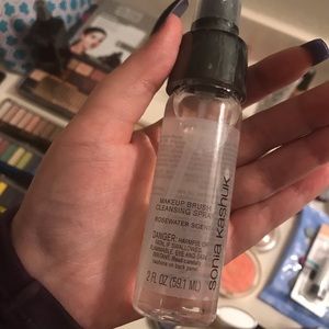 Makeup brush cleaner